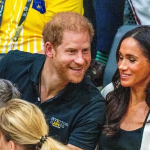 Le prince Harry, duc de Sussex et Meghan Markle, duchesse de Sussex, assistent au match de basket-ball en fauteuil roulant à la Merkur Spiel-Arena lors des Jeux Invictus à Düsseldorf (Allemagne), le 13 septembre 2023. (Backgrid USA / Bestimage).