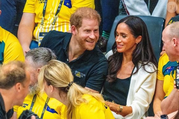 Le prince Harry, duc de Sussex et Meghan Markle, duchesse de Sussex, assistent au match de basket-ball en fauteuil roulant à la Merkur Spiel-Arena lors des Jeux Invictus à Düsseldorf (Allemagne), le 13 septembre 2023. (Backgrid USA / Bestimage).