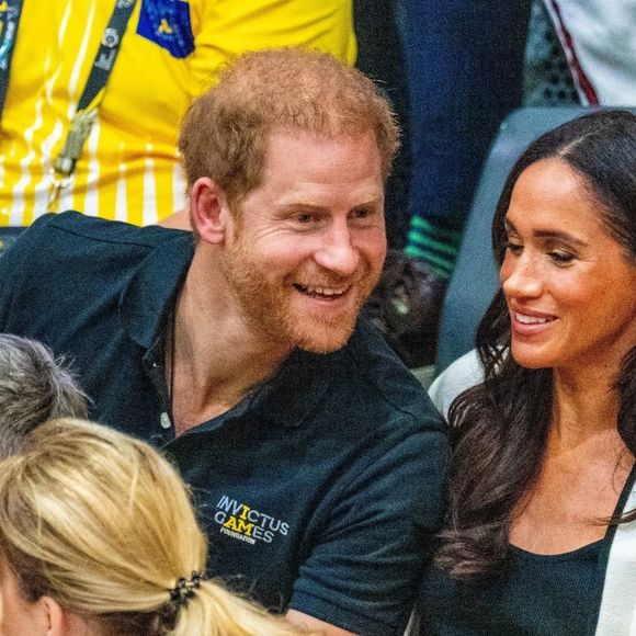Le prince Harry, duc de Sussex et Meghan Markle, duchesse de Sussex, assistent au match de basket-ball en fauteuil roulant à la Merkur Spiel-Arena lors des Jeux Invictus à Düsseldorf (Allemagne), le 13 septembre 2023. (Backgrid USA / Bestimage).