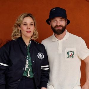 Alysson Paradis et Guillaume Gouix à Roland Garros, le 2 juin 2025.

Photo : Jacovides / Moreau / Bestimage