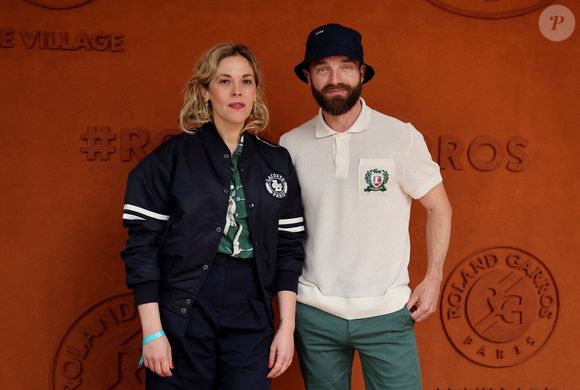 Alysson Paradis et Guillaume Gouix à Roland Garros, le 2 juin 2025.

Photo : Jacovides / Moreau / Bestimage