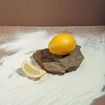 Écorces de citron et bicarbonate : pourquoi ce mélange ultra-économique est une bonne idée à la maison