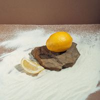 Écorces de citron et bicarbonate : pourquoi ce mélange ultra-économique est une bonne idée à la maison