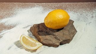 Écorces de citron et bicarbonate : pourquoi ce mélange ultra-économique est une bonne idée à la maison