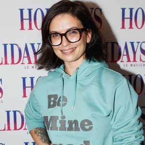 En décembre dernier, Lucie Bernardoni avait présenté son livre jeunesse "Stella et la malle magique", paru aux éditions Edi’Box.

Lucie Bernardoni au photocall du spectacle "Holidays" à l'Alhambra à Paris, le 6 octobre 2023. 

Photo : Christophe Clovis / Bestimage