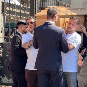 Nicolas Duvauchelle porte le cercueil de son ami Vincent Belorgey alias "Kavinsky" à la sortie de la cérémonie en l'église Saint-Pierre de Montmartre le 12 août 2026.
© Laura Happening / Bestimage