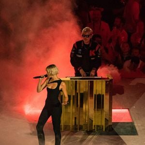 Kavinsky et Angele lors de la cérémonie de clôture des Jeux Olympiques de Paris 2024 au stade de France à Saint-Denis, le 11 août 2024. 
© Baptiste Autissier / Panoramic / Bestimage