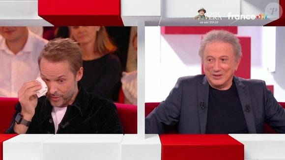 Damien Thévenot fond en larmes dans "Vivement dimanche" le 16 novembre 2025. Capture d'écran/France 3