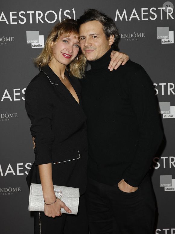 On découvre ainsi qu'il a travaillé pour la marque Adidas et qu'il a pu côtoyer le rugbyman Antoine Dupont. Un "kiff incroyable", selon ses propres mots. 

Caroline Anglade et son mari Nicolas Moreau - Avant-première du film "Maestro(s)" au Cinéma UGC Normandie à Paris le 5 décembre 2022. © Marc Ausset-Lacroix/Bestimage