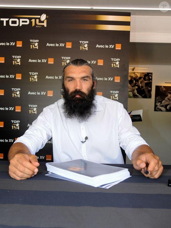 Sébastien Chabal - Serge Betsen en séance de dédicaces au Champs-de-Mars pour son livre "Les 7 plaies du Rugby Français" à Paris le 13 juin 2015. ©Pierre Perusseau / Bestimage