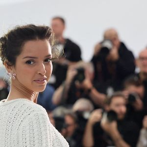 Une ascension fulgurante qui ne l’empêche pas de ressentir une profonde culpabilité : "Tous les jours, je culpabilise de bien gagner ma vie", avoue-t-elle...

Lyna Khoudri - Photocall du film "Eagles of the republic" lors du 78ème Festival International du Film de Cannes le 20 mai 2025. © Jacovides-Moreau / Bestimage