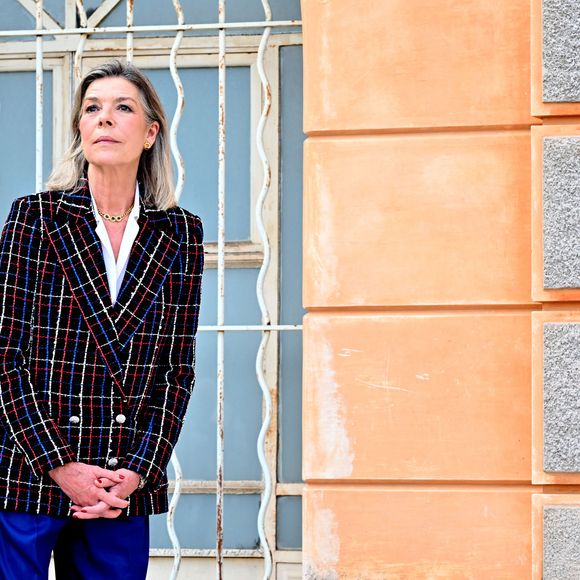 La princesse Caroline de Hanovre et Christian Estrosi, le maire de Nice, étaient au musée des Beaux Arts Jules Chéret à Nice, le 7 juin 2024, pour le vernissage de l'exposition : "Berthe Morisot à Nice. Escales impressionnistes".
La princesse et le maire ont été guidés par Johanne Lindskog, la directrice du musée et la co-commissaire de l'exposition, et Marianne Mathieu, co-commissaire de l'exposition, accompagnés par Sylvain Amic, le président du musée d’Orsay, Carmelo Cassiba, le président du conseil municipal de Gênes, et Giuseppe Costa, le président du Palais des Doges.
En cette année qui célèbre les 150 ans de la naissance du mouvement impressionniste, la Ville de Nice et le musée des Beaux-Arts Jules Chéret consacrent une exposition de premier plan à Berthe Morisot. Conçue dans le cadre de l’opération territoriale du musée d’Orsay « Les 150 ans de l’impressionnisme », en partenariat avec le Palazzo Ducale de Gênes, et avec le soutien déterminant de la famille de l’artiste, « Berthe Morisot à Nice, escales impressionnistes » évoque les deux séjours de la peintre sur la Riviera lors des hivers 1881-1882 et 1888-1889. Ce projet exceptionnel, autour de la première femme à avoir participé aux expositions impressionnistes, explore des moments de la vie et de la création de la peintre qui n’avaient jusqu’ici jamais fait l’objet de recherches dédiées. Le musée des Beaux-Arts Jules Chéret rassemble pour la première fois une soixantaine de ses œuvres créées sur la Riviera, prêtées notamment par le musée d’Orsay, le musée Marmottan Monet, le Palais Princier de Monaco, le Nelson Atkins Museum de Kansas City, le musée national de Stockholm, le musée des Beaux-Arts de Lyon ainsi que de nombreuses autres collections publiques et privées.
© Bruno Bebert / Bestimage