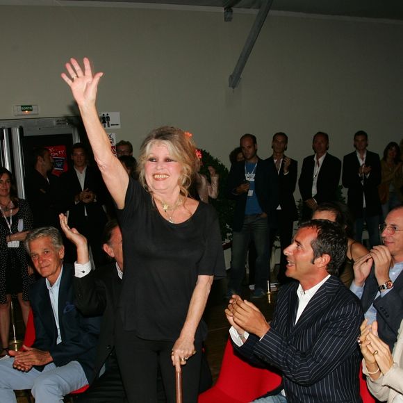 Archives - Bernard d'Ormale, sa femme Brigitte Bardot et Bernard Montiel lors de la 6ème édition du Festival de la fiction TV à Saint-Tropez, le 18 septembre 2004. © Frédéric Piau/Bestimage