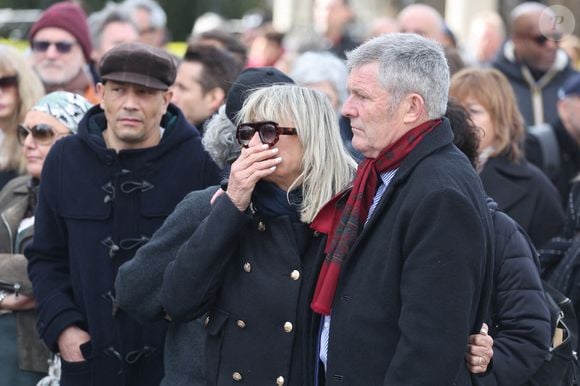 Steevy Boulay, Christine Bravo et son mari Stéphane Bachot - Sorties des obsèques d'Isabelle Mergault à la Coupole du Père-Lachaise à Paris le 30 mars 2026. © Cyril Moreau - Dominique Jacovides / Bestimage