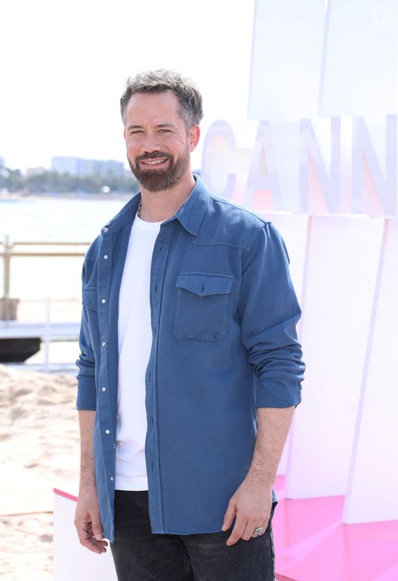 Emmanuel Moire - Photocall de "Demain nous appartient" lors du 7ème festival international Canneséries à Cannes, le 6 avril 2024. 
© Denis Guignebourg / Bestimage