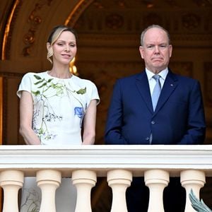 Le prince Albert II a écourté son déplacement en Allemagne pour rentrer en urgence, aux côtés de la princesse Charlène. 

La princesse Charlène et le prince Albert II de Monaco au balcon du palais princier lors de la procession de la Fête-Dieu sur la place du Palais à Monaco, le 3 juin 2026. 
© Bruno Bebert / Bestimage