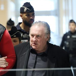Gérard Depardieu -  Arrivées au procès de Gérard Depardieu pour agressions sexuelles sur deux femmes lors d'un tournage de film en 2021, au tribunal correctionnel de Paris.

© Clovis / Guignebourg / Bestimage
