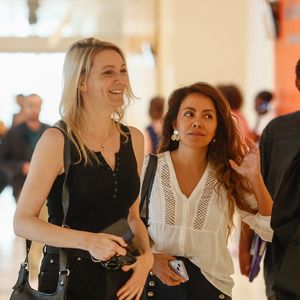 L'une des plaignantes (au centre), entourée d'une amie et de l'une de ses avocates - Procès de Stéphane Plaza pour violences conjugales au tribunal de Paris Batignolles à Paris, France, le 28 août 2024. © Christophe Clovis / Bestimage