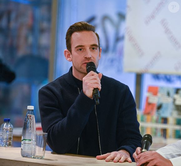 Joël Dicker présente son nouveau livre "Un animal sauvage" à la librairie Filigranes à Bruxelles, le 11 mars 2024. (Frederic Andrieu / Bestimage).