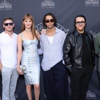 En plein Paris, une célèbre actrice française débarquée par un chauffeur, son amie en fauteuil roulant au cœur de l’histoire