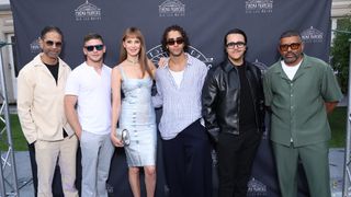 En plein Paris, une célèbre actrice française débarquée par un chauffeur, son amie en fauteuil roulant au cœur de l’histoire