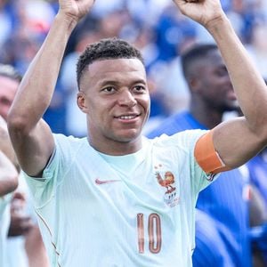 Kylian Mbappé a partagé sur Instagram plusieurs photos de ses vacances au soleil.
Kylian Mbappé et ses coéquipiers de l'équipe de France saluent leurs supporters après leur victoire 2-0 face au Maroc, lors du quart de finale de la Coupe du monde de la FIFA. Photo par SPP / PsnewZ / Bestimage
