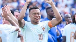 Kylian Mbappé tout sourire : il publie une photo d'Ester Expósito avec une musique symbolique
