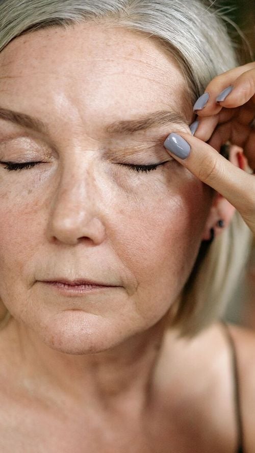 Après 50 ans : les fards à paupières à privilégier selon un expert beauté