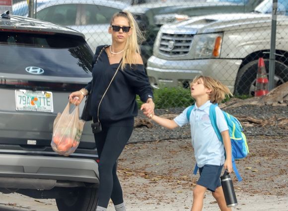 Anna Kournikova et Enrique Iglesias sont inséparables depuis 2001. 

La joueuse de tennis Anna Kournikova a été aperçue à Miami, le ventre déjà légèrement arrondi, en compagnie de son fils Nicholas. @ Backgrid USA / Bestimage
