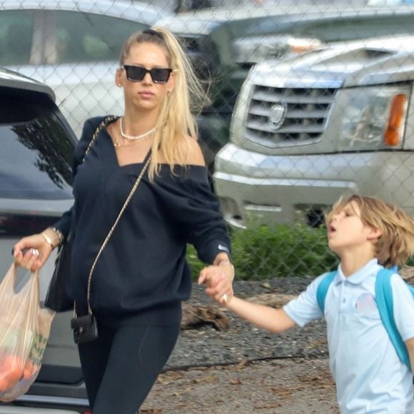 Anna Kournikova et Enrique Iglesias sont inséparables depuis 2001. 

La joueuse de tennis Anna Kournikova a été aperçue à Miami, le ventre déjà légèrement arrondi, en compagnie de son fils Nicholas. @ Backgrid USA / Bestimage