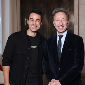 En couple depuis cinq ans, les deux hommes ne se quittent plus. Stéphane Bern reconnaît que cette relation l'a profondément fait évoluer.

Stéphane Bern et Yori Bailleres lors de la Saint Clément au restaurant Alain Ducasse Baccarat, à Paris, France, le 20 novembre 2025. 

Photo de Denis Guignebourg/Bestimage