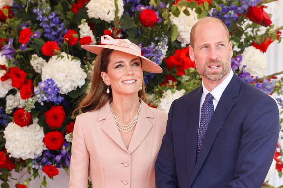 Une visite qui a donné du baume au coeur du couple passé par des jours difficiles

Le prince William, prince de Galles, et Catherine (Kate) Middleton, princesse de Galles - Le roi Charles III d'Angleterre et Camilla Parker Bowles, reine consort d'Angleterre, accueillent le couple présidentiel français le président Emmanuel Macron et sa femme la Première Dame Brigitte Macron sur Datchet road à Windsor, Royaume Uni, le 8 juillet 2025. À l'invitation de Leurs Majestés le roi et la reined'Angleterre, le président français et sa femme effectueront une visite d'État au Royaume-Uni du 8 au 10 juillet 2025. Le président et la Première Dame se rendent au Royaume-Uni pour la première fois en visite d'État française depuis 17 ans. Ils séjourneront au château de Windsor, accueillis par le roi et la reine d'Angleterre, et un banquet y sera organisé en leur honneur. Les Macron visiteront l'Imperial College, et le président s'adressera au Parlement pendant son séjour. © Dominique Jacovides/Bestimage