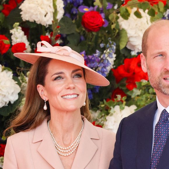 Une visite qui a donné du baume au coeur du couple passé par des jours difficiles

Le prince William, prince de Galles, et Catherine (Kate) Middleton, princesse de Galles - Le roi Charles III d'Angleterre et Camilla Parker Bowles, reine consort d'Angleterre, accueillent le couple présidentiel français le président Emmanuel Macron et sa femme la Première Dame Brigitte Macron sur Datchet road à Windsor, Royaume Uni, le 8 juillet 2025. À l'invitation de Leurs Majestés le roi et la reined'Angleterre, le président français et sa femme effectueront une visite d'État au Royaume-Uni du 8 au 10 juillet 2025. Le président et la Première Dame se rendent au Royaume-Uni pour la première fois en visite d'État française depuis 17 ans. Ils séjourneront au château de Windsor, accueillis par le roi et la reine d'Angleterre, et un banquet y sera organisé en leur honneur. Les Macron visiteront l'Imperial College, et le président s'adressera au Parlement pendant son séjour. © Dominique Jacovides/Bestimage