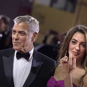 George Clooney et Amal Clooney assistent à la première de "Jay Kelly" au Festival international du film de Venise au Lido de Venise, le 28 août 2025. 

Photo : Rocco Spaziani / UPI / ABACAPRESS.COM