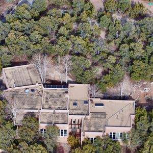 Gene Hackman. Le grand acteur a vécu tranquillement loin des projecteurs à Santa Fe, au Nouveau-Mexique. Le domaine se compose de deux propriétés, cette maison unifamiliale de 2367 pieds carrés avec 2 chambres et 1,5 salle de bain, construite en 2000. La plus grande des deux maisons se trouve sur une colline de 12 acres couverte de piñons, à quelques kilomètres au nord de Santa Fe, avec une vue à 360 degrés qui s'étend jusqu'aux montagnes du Colorado. On sait peu de choses sur la résidence que Genes habite avec sa femme Betsy Arakawa. Backgrid USA / Bestimage