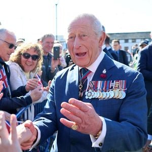 Le roi Charles III rencontre des membres du public lors d'une visite à Barrow-in-Furness, Cumbria, pour présenter les lettres patentes accordant officiellement le statut de charte royale au port de Barrow, en reconnaissance de la contribution essentielle de la ville à la défense nationale et à l'industrie, à Barrow-in-Furness, Royaume-Uni, le 20 septembre 2025. © Jackson Chris/PA Wire/ABACA