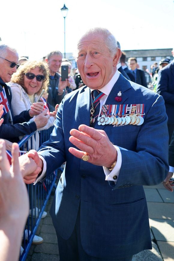 Le roi Charles III rencontre des membres du public lors d'une visite à Barrow-in-Furness, Cumbria, pour présenter les lettres patentes accordant officiellement le statut de charte royale au port de Barrow, en reconnaissance de la contribution essentielle de la ville à la défense nationale et à l'industrie, à Barrow-in-Furness, Royaume-Uni, le 20 septembre 2025. © Jackson Chris/PA Wire/ABACA