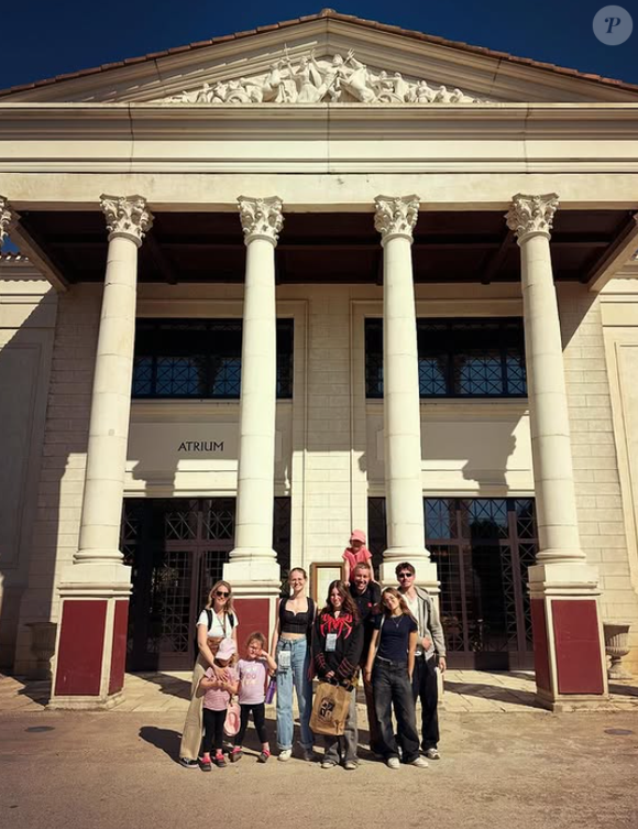 Mère d’une famille recomposée de huit enfants, elle jongle entre vie familiale, travail et organisation du foyer.

Céline et Clément Baudrand (Familles nombreuses) à la tête d'une tribu recomposée de huit enfants. Capture Instagram