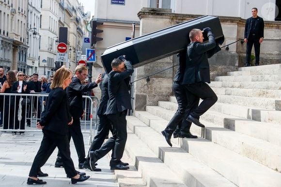 Le Cercueil du défunt - Arrivées aux obsèques de Thierry Ardisson en l’église Saint-Roch de Paris, France, le 17 juillet 2025. © Clovis-Jacovides/Bestimage