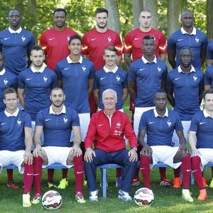 C’est un changement de vie radical qu’a connu cet ancien international français. Habitué aux plus grands stades de football du monde, il a fini par ranger ses crampons pour les rayons d’Intersport, où il travaille désormais en tant que vendeur. 

Équipe de France de football Jeremy Mathieu, Alexandre Lacazette, Moussa Sissoko, Steve Mandanda, Hugo Lloris, Stephane Ruffier, Eliaquim Mangala, Lucas Digne, Remy Cabella, Guy Stephan (entraîneur adjoint), Loic Remy, Rio Mavuba, Mathieu Debuchy, Raphael Varane, Antoine Griezmann, Paul Pogba, Bacary Sagna, Morgan Schneiderlin, Franck Raviot (Entraîneur des gardiens), Mamadou Sakho, Yohan Cabaye, Karim Benzema, Didier Deschamps (Entraîneur), Blaise Matuidi, Mathieu Valbuena, Patrice Evra posent à Clairefontaine-en-Yvelines, France. Photo by ABACAPRESS.COM