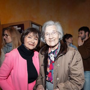 Exclusif - Macha Méril et l'une de ses soeurs - Célébrités en backstage de la pièce "L'impératrice et le philosophe" au théâtre Artistic Athévains en prélude à la 11ème édition du Festival du film russe à Paris du 20 mars au 5 avril. le 17 mars 2025. © Tiziano Da Silva/Bestimage