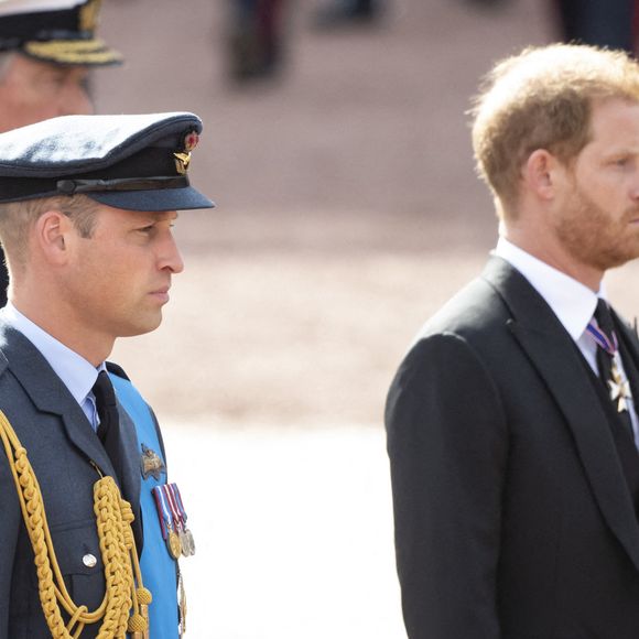 Le départ des Sussex a été très dur à encaisser et la suite ne s'est pas améliorée.

Le cercueil de la reine quitte le palais de Buckingham en calèche, suivi du prince Harry, du duc de Sussex, du prince William, du prince de Galles, du prince Andrew, du duc d'York, de la princesse Anne, de la princesse royale, du prince Édouard, du comte de Wessex, du roi Charles III et du duc de Cambridge, pour se rendre à Westminster Hall, où elle reposera en chapelle ardente pendant quatre jours avant ses funérailles.  © PA Photos/ABACA