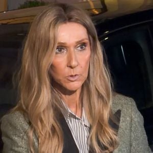 "Quand j'ai fini de chanter, elle m'a demandé d'écrire mes coordonnées sur une carte", a-t-il notamment révélé

Céline Dion, de retour d'une séance intense de répétitions, prend le temps de saluer ses fans devant l'hôtel Royal Monceau à Paris le 7 septembre 2026 © Lea Vieillot / Bestimage