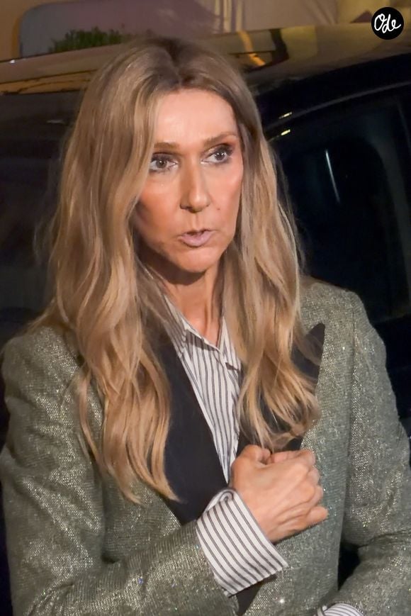 "Quand j'ai fini de chanter, elle m'a demandé d'écrire mes coordonnées sur une carte", a-t-il notamment révélé

Céline Dion, de retour d'une séance intense de répétitions, prend le temps de saluer ses fans devant l'hôtel Royal Monceau à Paris le 7 septembre 2026 © Lea Vieillot / Bestimage