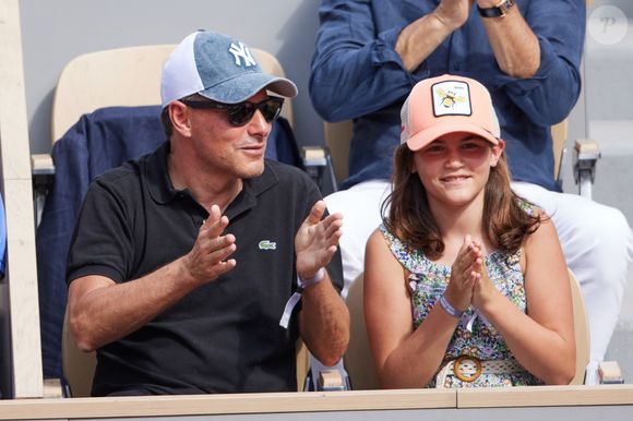 Lui qui a accompagné une de ses filles à cet évènement pop majeur de la capitale. 
Exclusif - Marc-Olivier Fogiel et sa fille Mila en tribunes des Internationaux de France de tennis de Roland Garros 2023 à Paris le 10 juin 2023. © Jacovides-Moreau / Bestimage