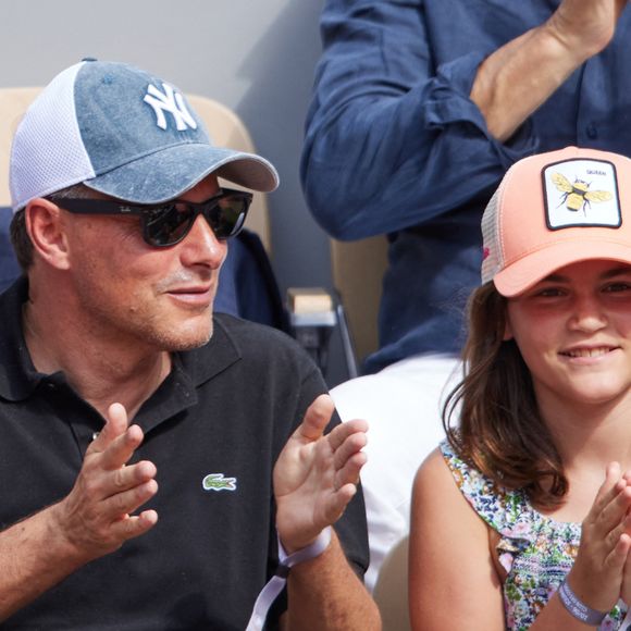 Lui qui a accompagné une de ses filles à cet évènement pop majeur de la capitale. 
Exclusif - Marc-Olivier Fogiel et sa fille Mila en tribunes des Internationaux de France de tennis de Roland Garros 2023 à Paris le 10 juin 2023. © Jacovides-Moreau / Bestimage
