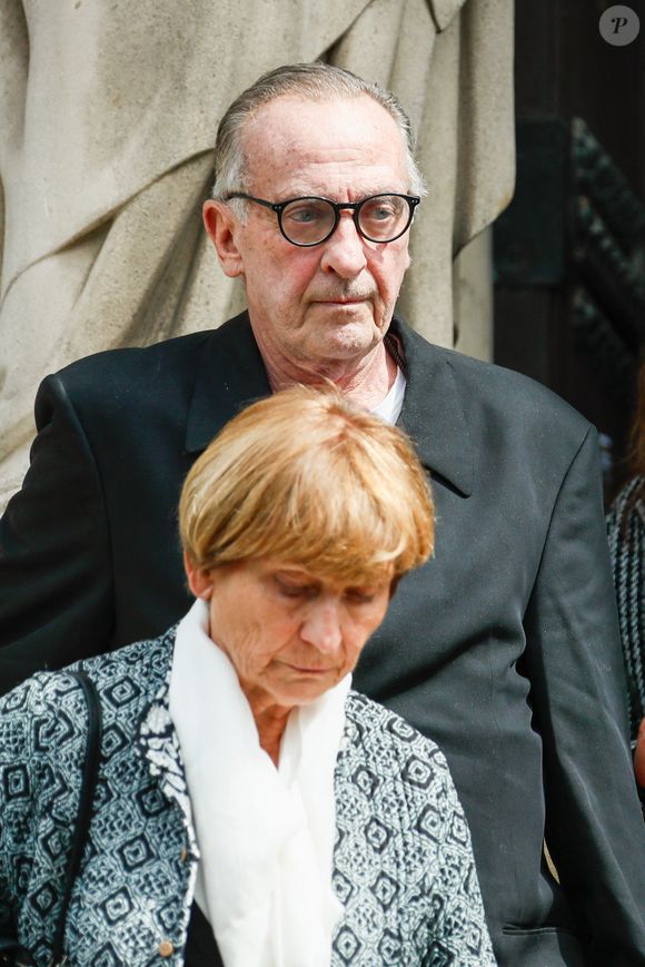 Yves lecoq à la sortie des obsèques du producteur Humbert Ibach (Mémé Ibach), figure du disque et de la TV des années 70/90, en l’église Notre Dame d’Auteuil à Paris, France, le 12 mai 2025. © Christophe Clovis/Bestimage