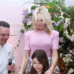Adriana Karembeu et sa fille Nina, le chef Etienne Leroy - A l'occasion de la fête des Mères, Adriana Karembeu et Lenôtre s'associent pour créer l'entremets "Nina" au Pré Catelan à Paris le 29 avril 2025.
Cette création à quatre mains est le fruit d'une complicité artistique entre Adriana Karembeu, icône internationale de la mode, ambassadrice engagée, maman au grand cœur et Étienne Leroy Chef Patissier Lenôtre el Champion du Monde de la Pâtisserie.
Pensé comme une rose à offrir, l'entremets « Nina » est symbole de tendresse, de lien et de partage. Cette co-création soutient la Croix-Rouge française, 5% des bénéfices seront reversés à l'association, auprès de laquelle Adriana Karembeu est ambassadrice depuis plus de 25 ans. © Rachid Bellak/Bestimage