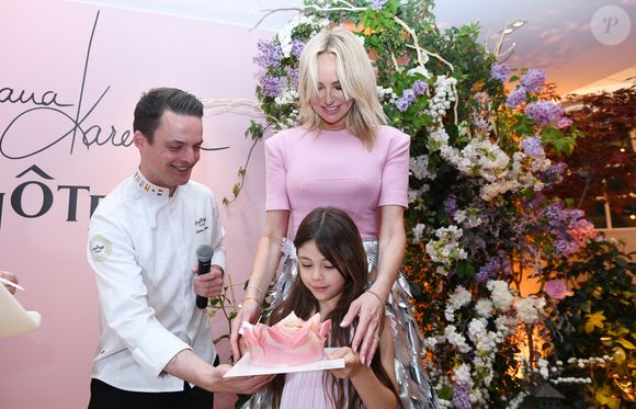 Adriana Karembeu et sa fille Nina, le chef Etienne Leroy - A l'occasion de la fête des Mères, Adriana Karembeu et Lenôtre s'associent pour créer l'entremets "Nina" au Pré Catelan à Paris le 29 avril 2025.
Cette création à quatre mains est le fruit d'une complicité artistique entre Adriana Karembeu, icône internationale de la mode, ambassadrice engagée, maman au grand cœur et Étienne Leroy Chef Patissier Lenôtre el Champion du Monde de la Pâtisserie.
Pensé comme une rose à offrir, l'entremets « Nina » est symbole de tendresse, de lien et de partage. Cette co-création soutient la Croix-Rouge française, 5% des bénéfices seront reversés à l'association, auprès de laquelle Adriana Karembeu est ambassadrice depuis plus de 25 ans. © Rachid Bellak/Bestimage