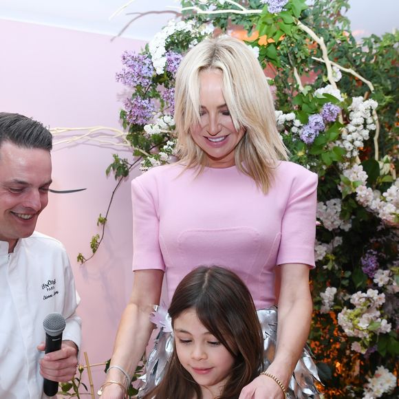 Adriana Karembeu et sa fille Nina, le chef Etienne Leroy - A l'occasion de la fête des Mères, Adriana Karembeu et Lenôtre s'associent pour créer l'entremets "Nina" au Pré Catelan à Paris le 29 avril 2025.
Cette création à quatre mains est le fruit d'une complicité artistique entre Adriana Karembeu, icône internationale de la mode, ambassadrice engagée, maman au grand cœur et Étienne Leroy Chef Patissier Lenôtre el Champion du Monde de la Pâtisserie.
Pensé comme une rose à offrir, l'entremets « Nina » est symbole de tendresse, de lien et de partage. Cette co-création soutient la Croix-Rouge française, 5% des bénéfices seront reversés à l'association, auprès de laquelle Adriana Karembeu est ambassadrice depuis plus de 25 ans. © Rachid Bellak/Bestimage